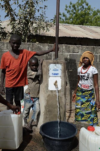 Компания также поддерживает проекты в области водоснабжения, как, например, этот колодец в Гамбии.
