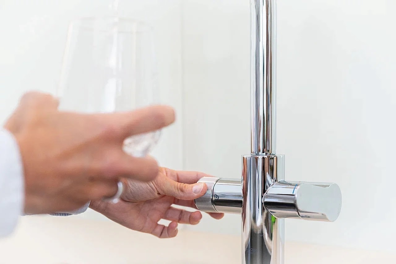 Проверка герметичности и первый запуск системы после установки фильтра для воды под мойку.