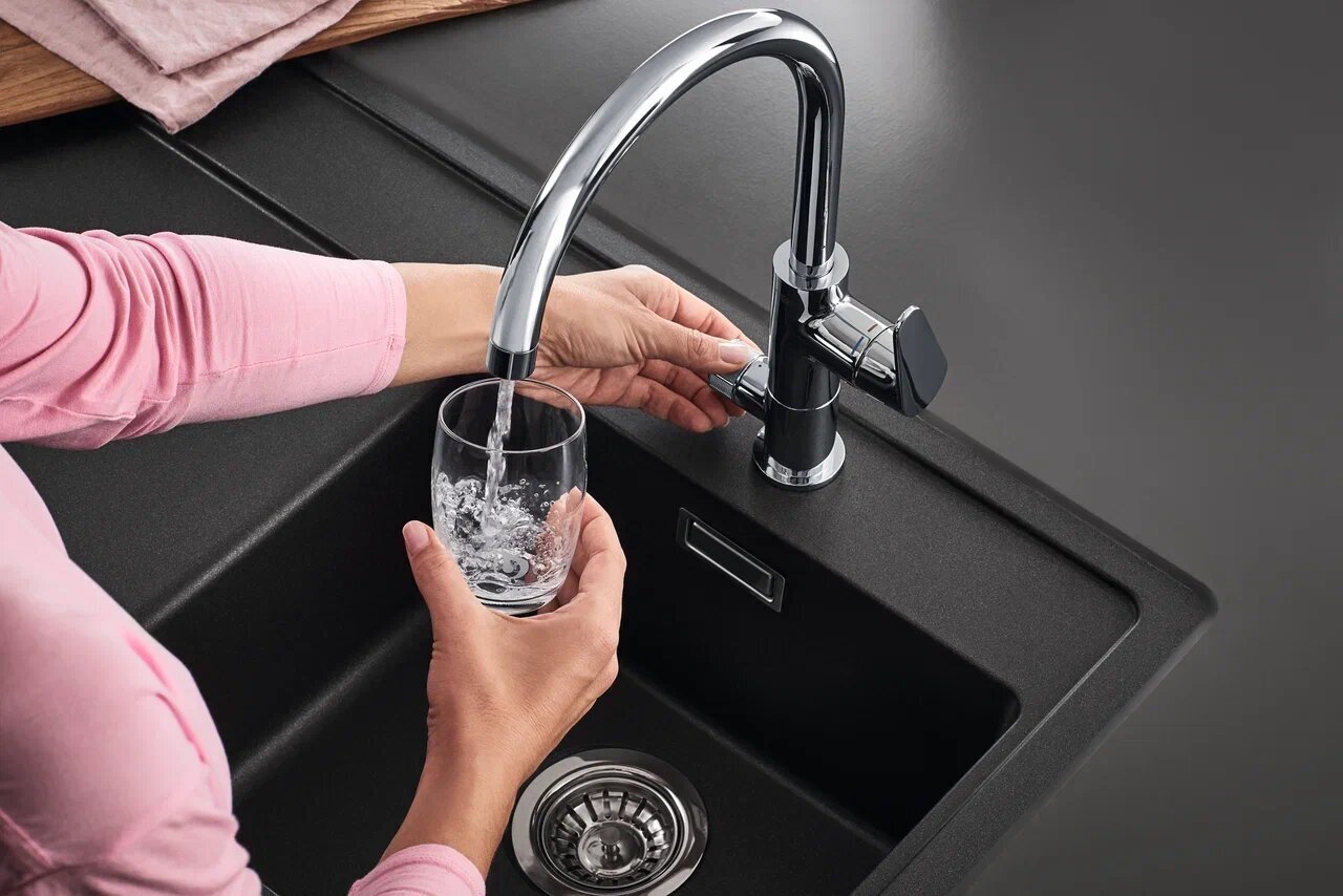 Очищенная <span class='modal-lexicon-span' data-title='Питьевая вода' data-desc='Вода, подходящая для потребления (использования) человеком и соответствующая требованиям Директивы о питьевой воды, называется питьевой водой. Требования к питьевой воде приведены в Правилах ЕС и Директиве о питьевой воде.' data-link='/lexikon/pitevaya-voda/'>питьевая вода</span> из под крана, которую можно пить без кипячения