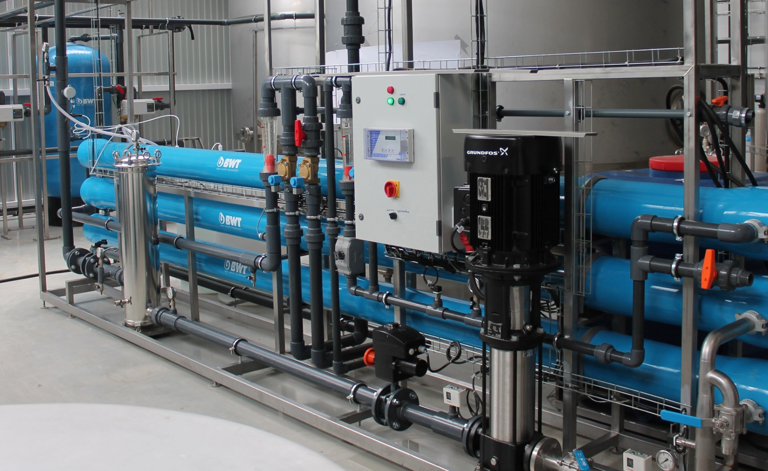 Промышленная установка BWT для очистки и фильтрации воды, используемая на производстве безалкогольных напитков.